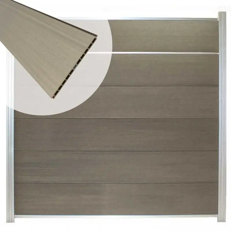 Exclusieve Aanbieding Schutting composiet co-extrusie Como vergrijsd bruin met blank alu kader en sierlijst (180 x 180 cm)